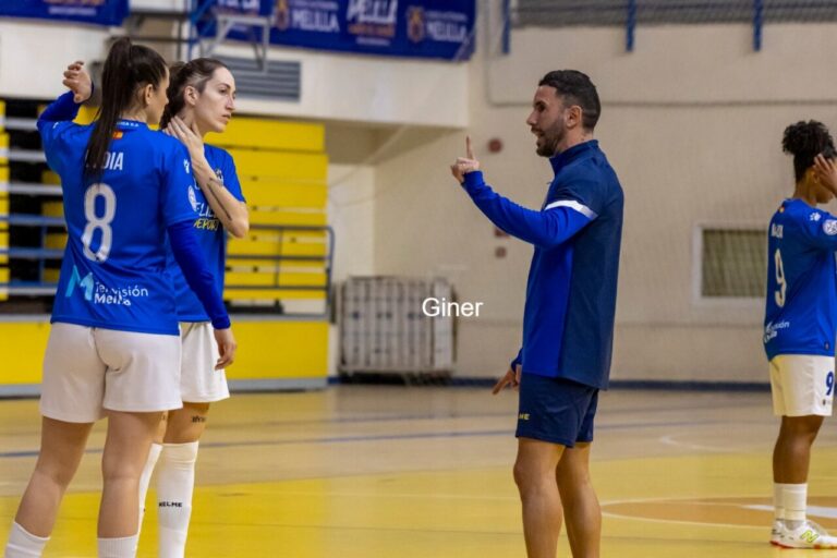 Gustavo Bravo dando instrucciones a jugadoras del Melilla Torreblanca C.F.