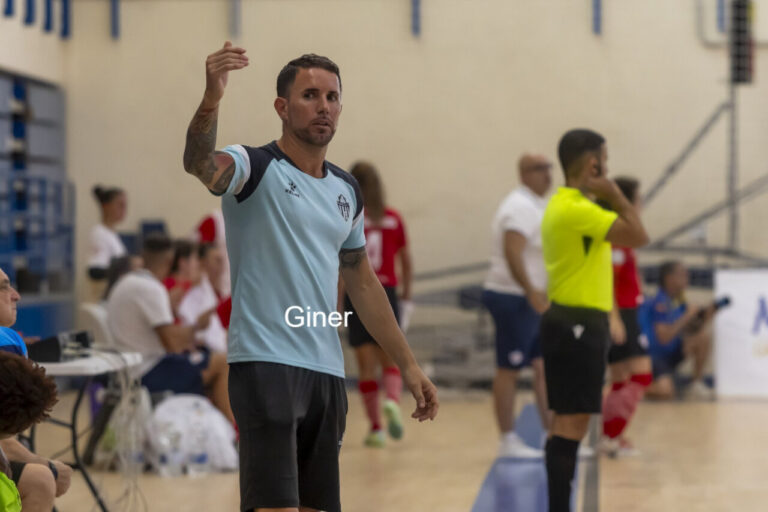 Gustavo Bravo, entrenador del Melilla Torreblanca, dirigiendo a su equipo durante un partido.
