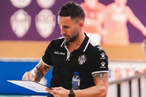 Entrenador Gustavo Bravo revisando tácticas en un partido de fútbol sala