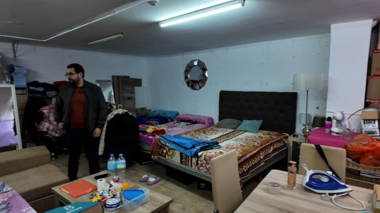 Interior de una habitación con camas y muebles desordenados
