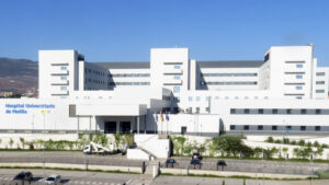 Vista del Hospital Universitario de Melilla con nuevo helipuerto sanitario en construcción