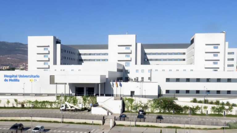 Vista del Hospital Universitario de Melilla con nuevo helipuerto sanitario en construcción