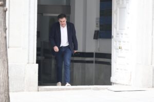 Joseba García saliendo de un edificio durante su declaración judicial
