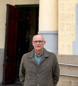 Hombre posando frente a un edificio en Melilla.