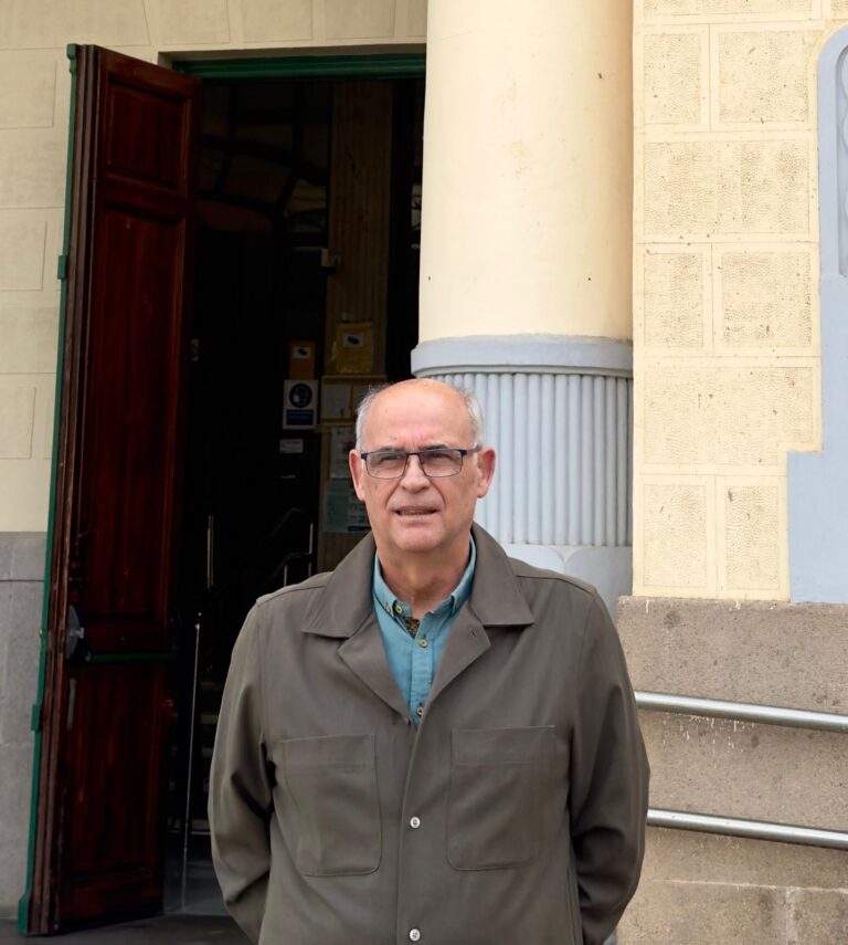 Hombre posando frente a un edificio en Melilla.