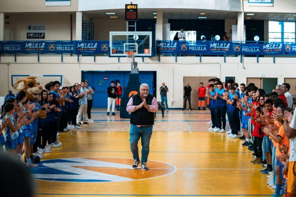Javier Almansa recibiendo homenaje en el Pabellón Javier Imbroda Ortiz