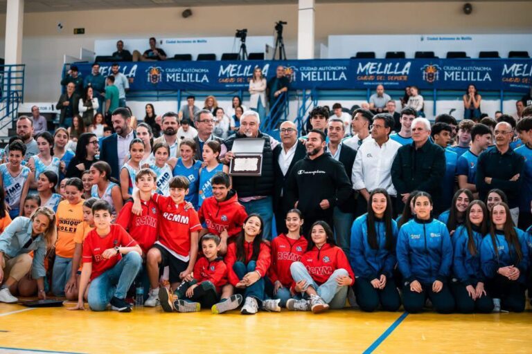 Grupo de personas durante el homenaje a Javier Almansa en el baloncesto