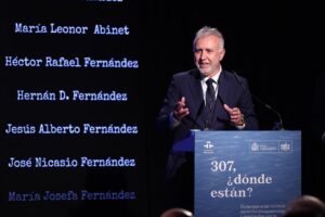 Ministro hablando en homenaje a los desaparecidos en Argentina