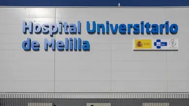 Fachada del Hospital Universitario de Melilla con su nombre visible