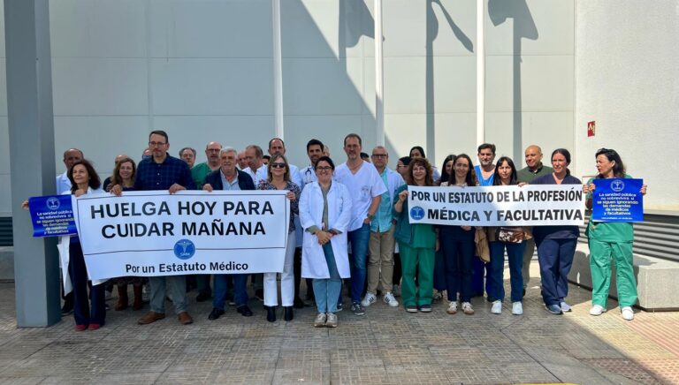 Grupo de profesionales de la salud en huelga sosteniendo pancartas
