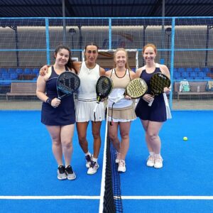 Jugadoras de pádel posando en la cancha tras el II Open Absoluto.