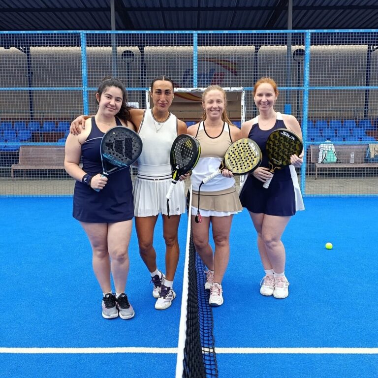 Jugadoras de pádel posando en la cancha tras el II Open Absoluto.