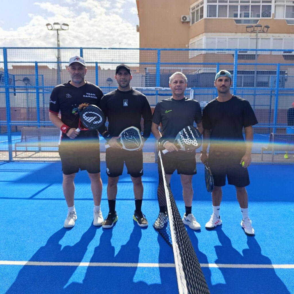 Cuatro jugadores de pádel en la cancha durante el torneo de veteranos