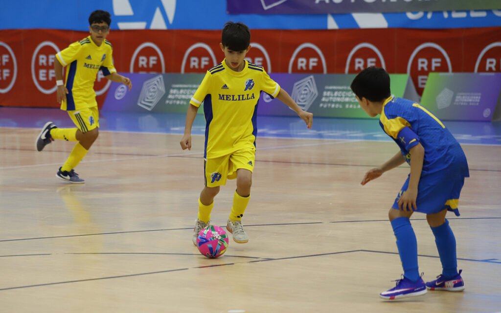 Jugadores de fútbol sala sub-10 de Melilla en acción durante un partido