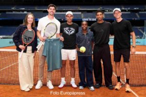 Jugadores de tenis posando en la pista de tierra batida del Santiago Bernabéu