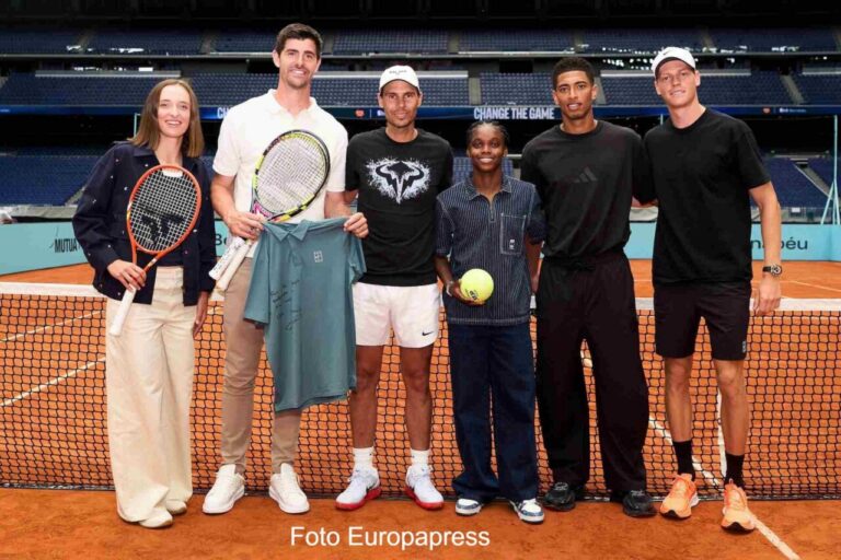 Jugadores de tenis posando en la pista de tierra batida del Santiago Bernabéu