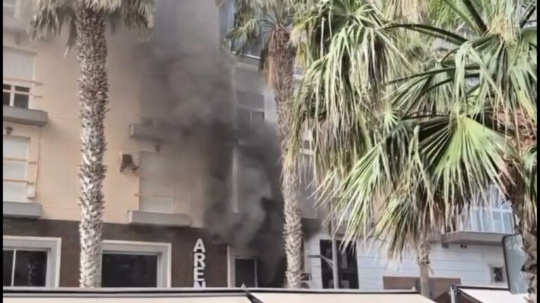 Incendio en una cafetería del barrio Industrial con humo denso