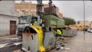 Trabajadores limpiando contenedores en Las Palmeras