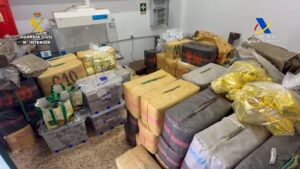 Intervención de la Guardia Civil con paquetes de drogas confiscados.