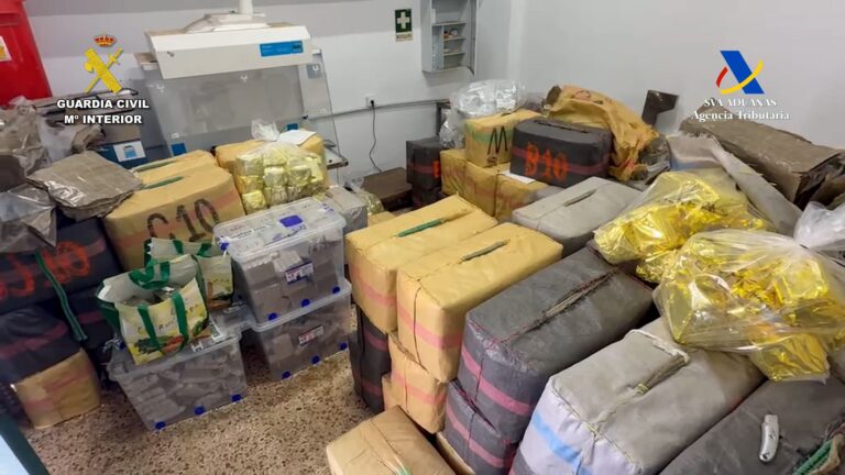 Intervención de la Guardia Civil con paquetes de drogas confiscados.