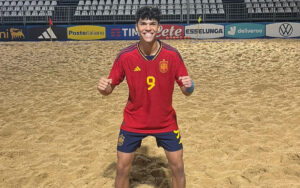 Ismael Cebolla celebrando en la playa con la camiseta de la selección española