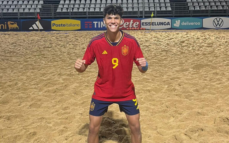 Ismael Cebolla celebrando en la playa con la camiseta de la selección española
