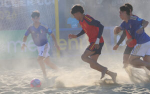 Ismael Cebolla jugando fútbol playa en un partido contra Italia