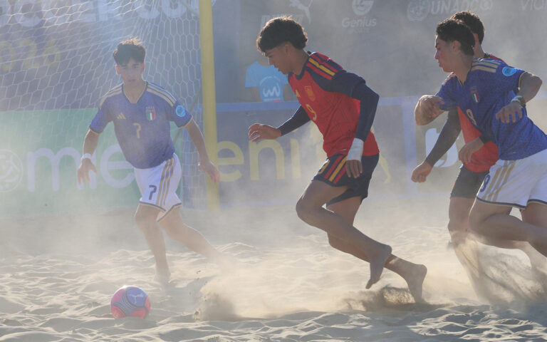 Ismael Cebolla jugando fútbol playa en un partido contra Italia