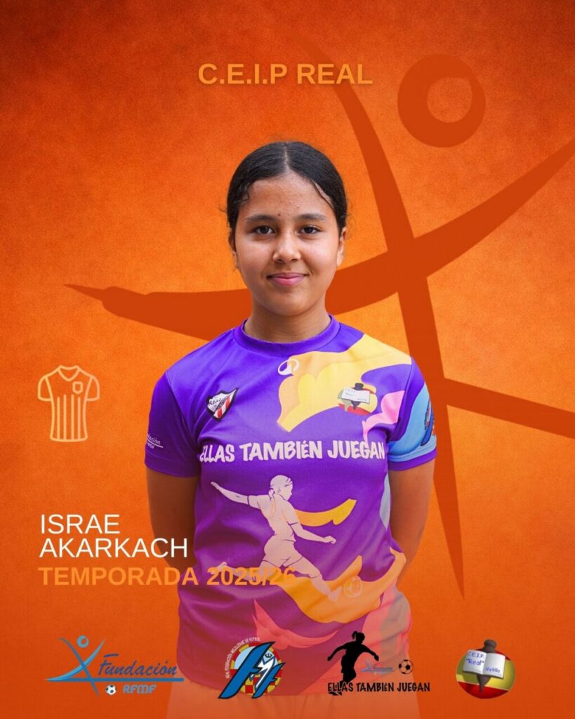 Niña con camiseta de fútbol en evento deportivo escolar