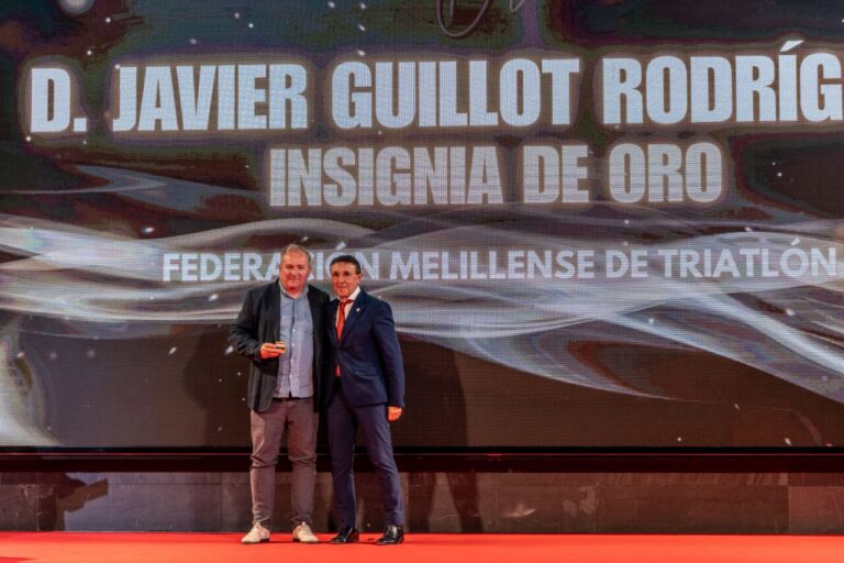 Javier Guillot recibiendo la insignia de oro en la Gala de la FETRI