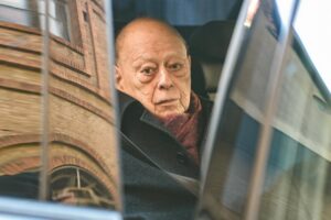 Jordi Pujol en un vehículo, reflejando su estado actual de salud.