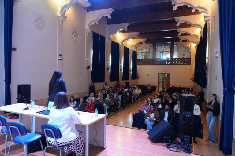Evento sobre cultura gitana en la UNED con presentación y actuación flamenca.