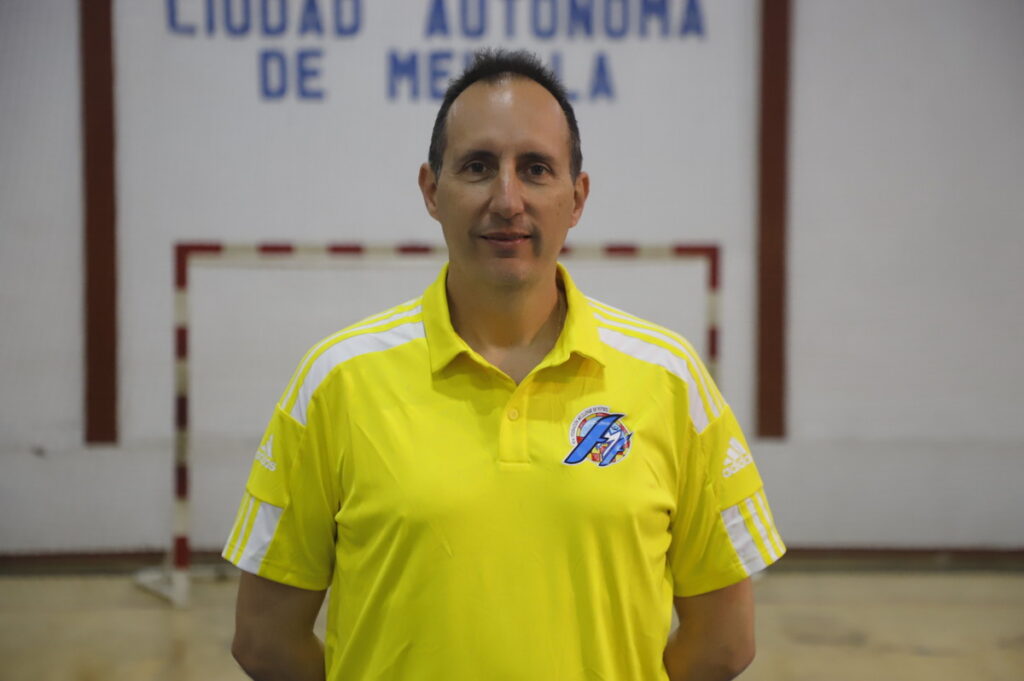 José Ignacio Escobar posando en un gimnasio con camiseta amarilla