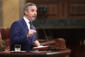 Juan Bravo criticando al gobierno en el parlamento español