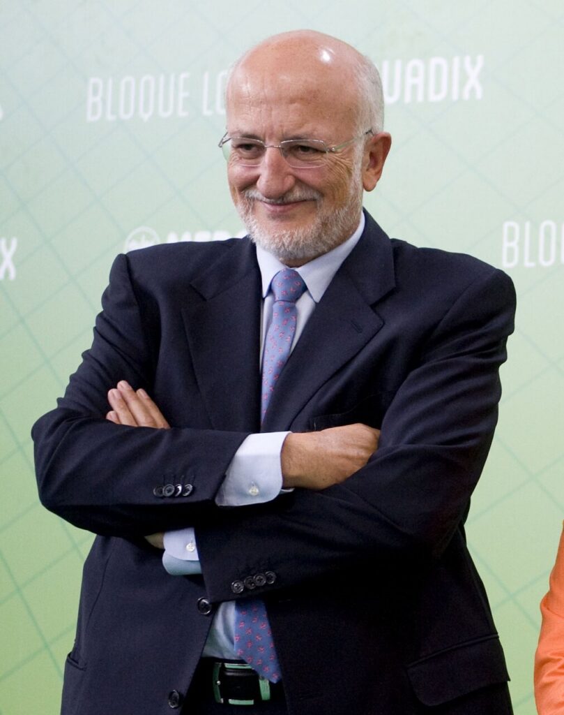 Juan Roig, empresario y presidente de Mercadona, sonriendo en un evento.