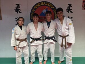 Cuatro jóvenes judokas del Club Sakura de Melilla en su dojo
