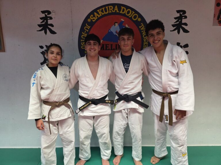 Cuatro jóvenes judokas del Club Sakura de Melilla en su dojo