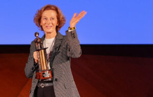 Julia Navarro recibiendo el Premio Clara Campoamor en Madrid