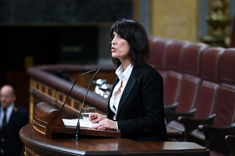 Diputada de Junts hablando en la tribuna del Congreso de España