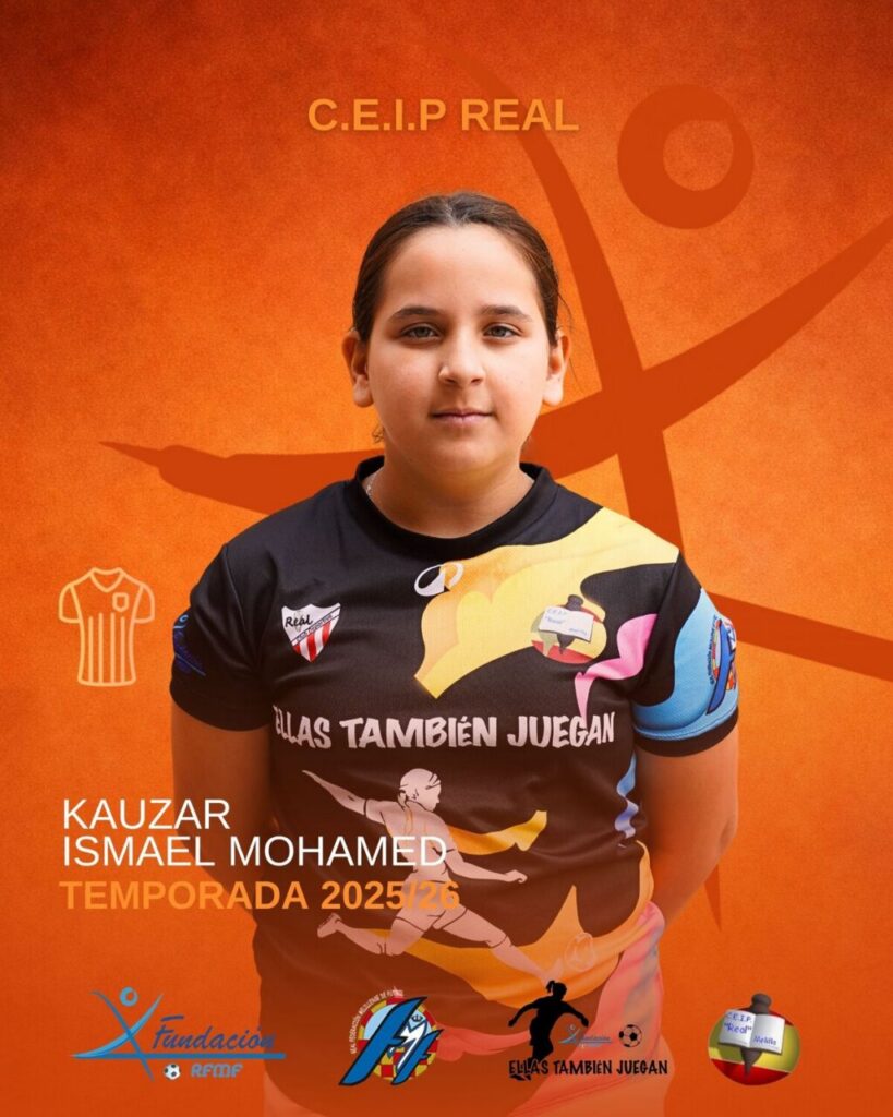 Retrato de Kauzar Ismael Mohamed en camiseta del CEIP Real