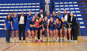 Equipo de baloncesto femenino posando en la cancha