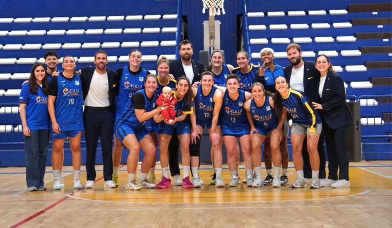 Equipo de baloncesto femenino posando en la cancha