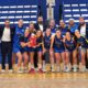 Equipo de baloncesto femenino posando en la cancha