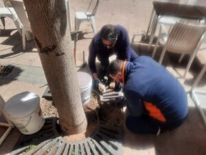 Trabajadores realizando labores de desinfección en Melilla
