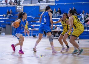 Jugadoras de baloncesto en acción durante un partido
