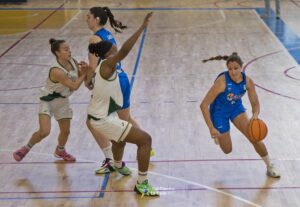 Jugadoras de baloncesto compitiendo en un partido en el Pabellón Guillermo García Pezzi.