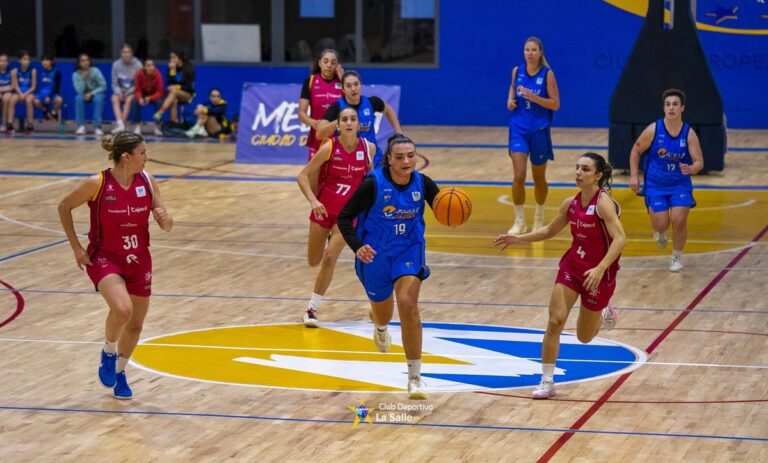 Jugadoras de baloncesto en acción durante un partido
