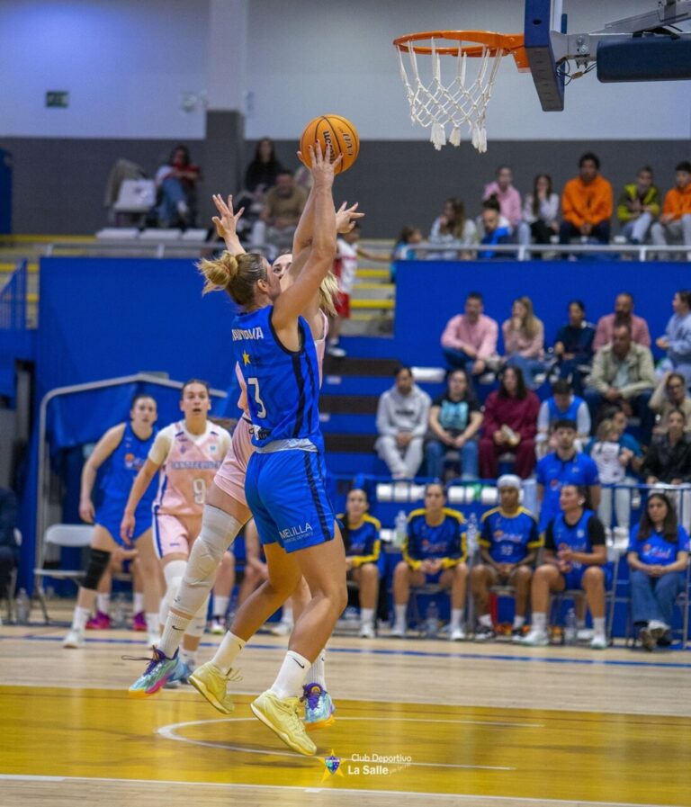 Jugadora del MCD La Salle lanzando a canasta en un partido de baloncesto