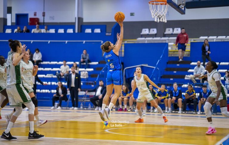 Jugadora del equipo La Salle lanzando a canasta en un partido de baloncesto