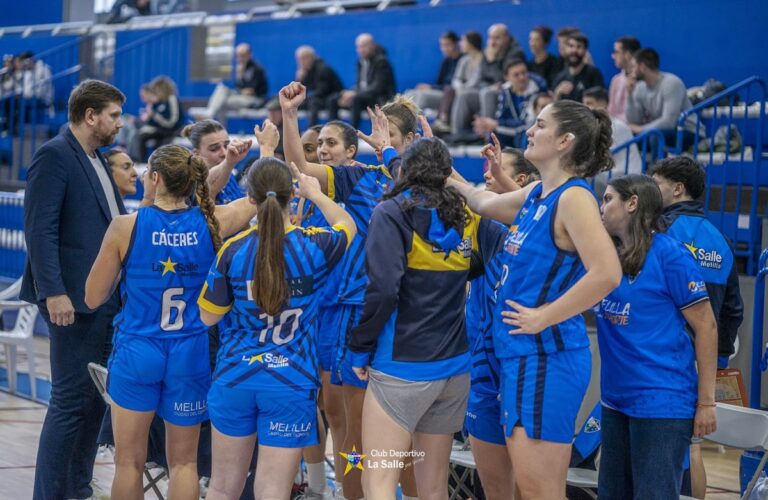 Jugadoras del equipo La Salle Melilla celebrando en un partido de baloncesto